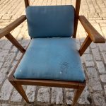 chaise bridge en mauvais état avec tissu bleu abîmé