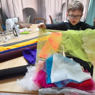 un enfant parmi les tissus