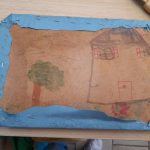 dessin d'enfant à l'intérieur d'un dossier de chaise