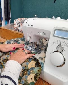 Céline la couturière coud à la machine à coudre