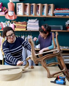 Atelier Tapisserie avec une élève qui apprend les étapes du sièges