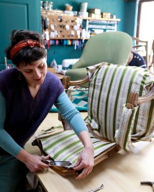 Céline recouvre un siège avec un nouveau tissu d'ameublement
